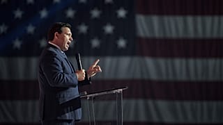 Ron DeSantis beszédet mond egy nagygyűlésen a floridai Tampában