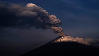 Una nube de humo y ceniza asciende desde el volcán Popocatepetl, México (24/05/2023)