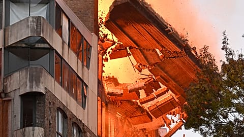 Sidney'de eski bir fabrika binasında yangın