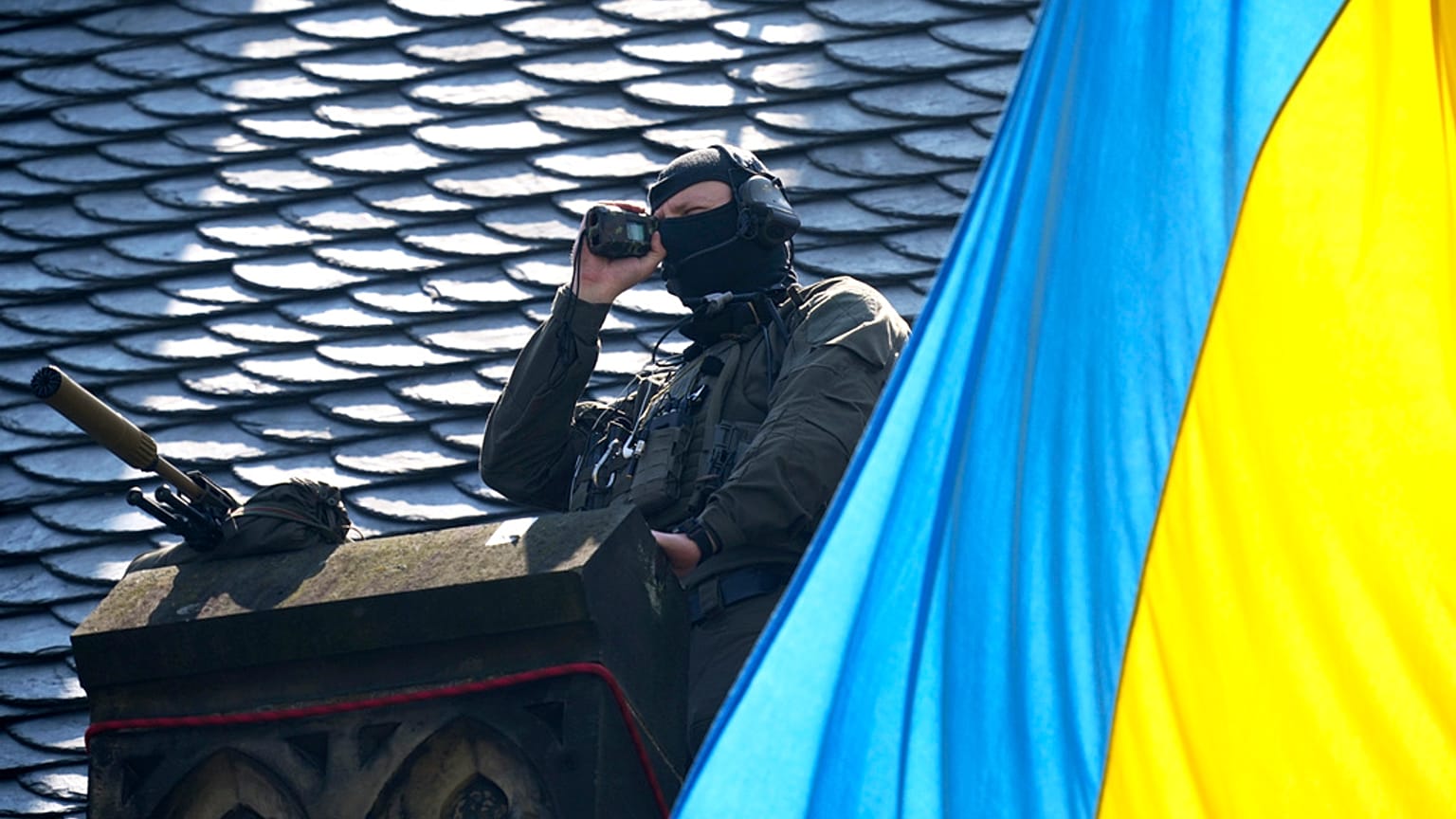 Mesterlövész az ukrán zászló mellett Aachenben 