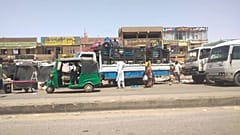 أشخاص ينقلون أغراضهم على متن شاحنة في الخرطوم. 2023/05/23