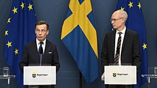 Ulf Kristersson, primeiro-ministro sueco, à esquerda, e Oscar Stenström, um dos principais negociadores do processo da NATO, à direita