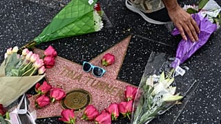 Une personne dépose des fleurs sur l'étoile Hollywood Walk of Fame de la chanteuse américano-suisse Tina Turner, à Hollywood, en Californie, le 24 mai 2023.