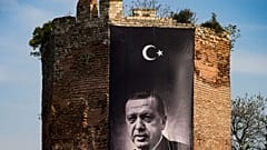 صورة أردوغان معلقة على حائط برج تاريخي في اسطنبول. 2023/04/22 وصور فيديو لمدينة أنطاكيا بعد الزلزال