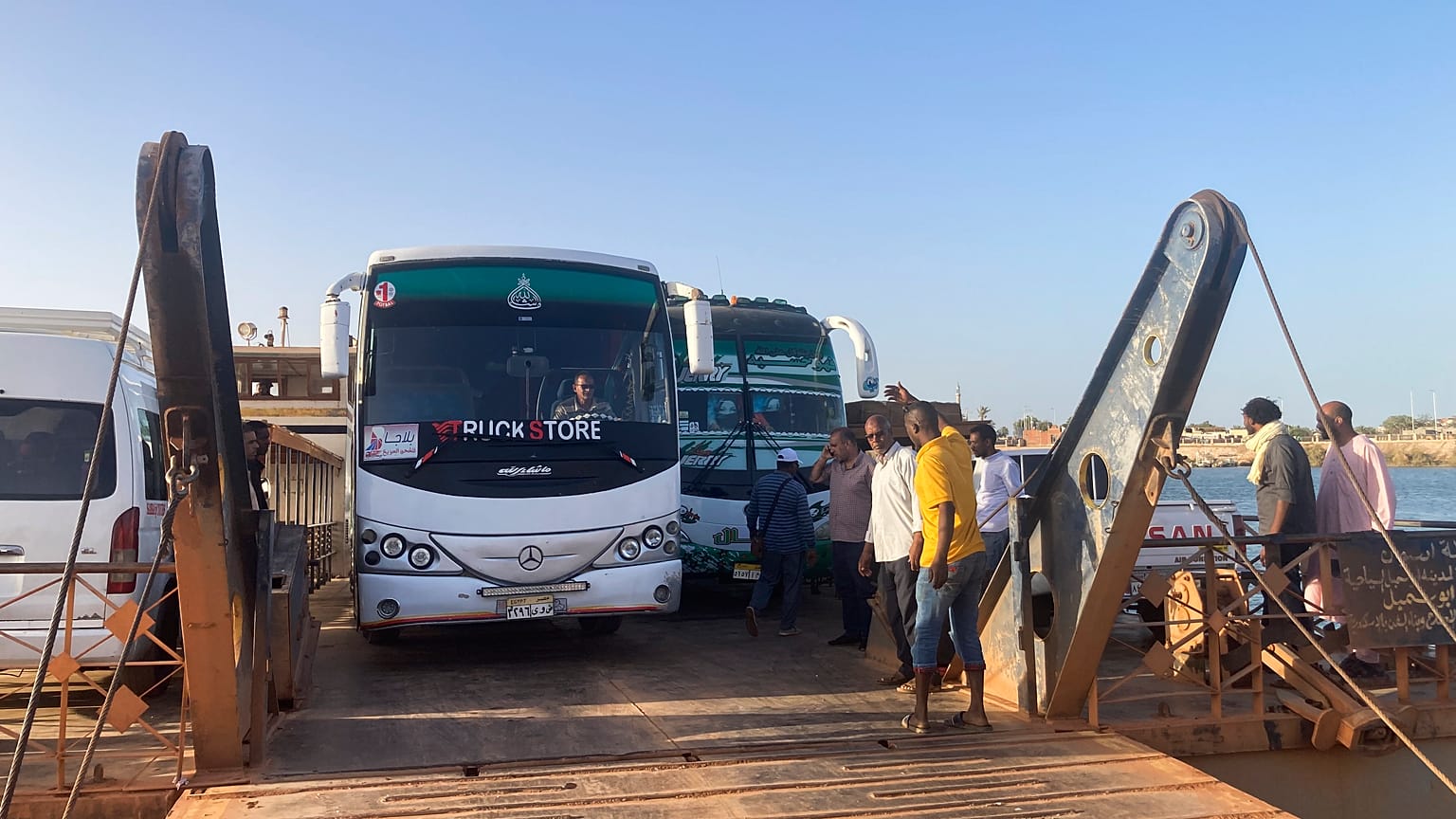 حافلات تقل سودانيين تصل إلى مدينة أبو سمبول المصرية