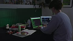 Les jeunes passent de plus en plus de temps en ligne.