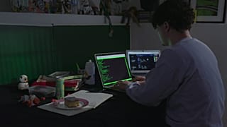 Les jeunes passent de plus en plus de temps en ligne.