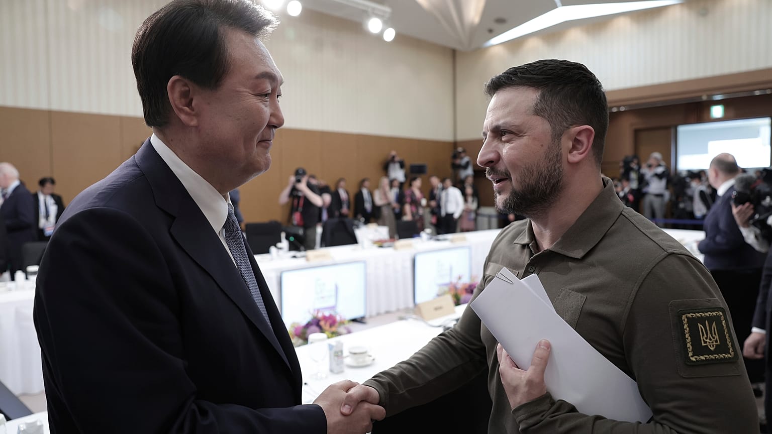 Yoon és Zelenszkij elnökök a G-7 csoport hirosimai értekezletén, 2023. május 21.