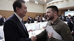 Yoon és Zelenszkij elnökök a G-7 csoport hirosimai értekezletén, 2023. május 21.