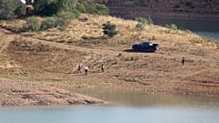 Ein Suchteam der Polizei am Ufer des Arade-Stausees in der Nähe von Silves, Südportugal