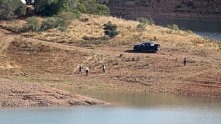 Ein Suchteam der Polizei am Ufer des Arade-Stausees in der Nähe von Silves, Südportugal