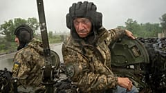 Des soldats ukrainiens sur un char près de Bakhmout, Ukraine, 23 mai 2023.