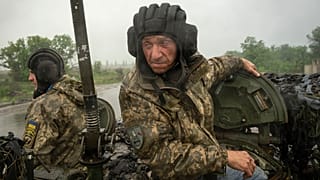 Des soldats ukrainiens sur un char près de Bakhmout, Ukraine, 23 mai 2023.