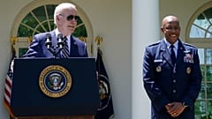 Joe Biden et le général afro-américain Charles Q. Brown.