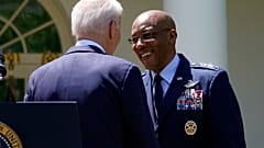 Charles Brown mit US-Präsident Biden 
