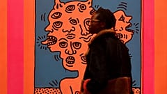 Keith Harings Werke sind bekannt für ihre energische Linienführung und ihre lebendige Farbgebung.