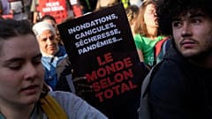 Hunderte Protestierende hatten sich rund um die Salle Pleyel versammelt, wo sich die Aktionär:innen trafen.
