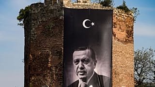 بنر غول‌پیکر رجب طیب اردوغان بر روی دیوار تاریخی شهر استانبول، ترکیه، ۲۲ آوریل ۲۰۲۳