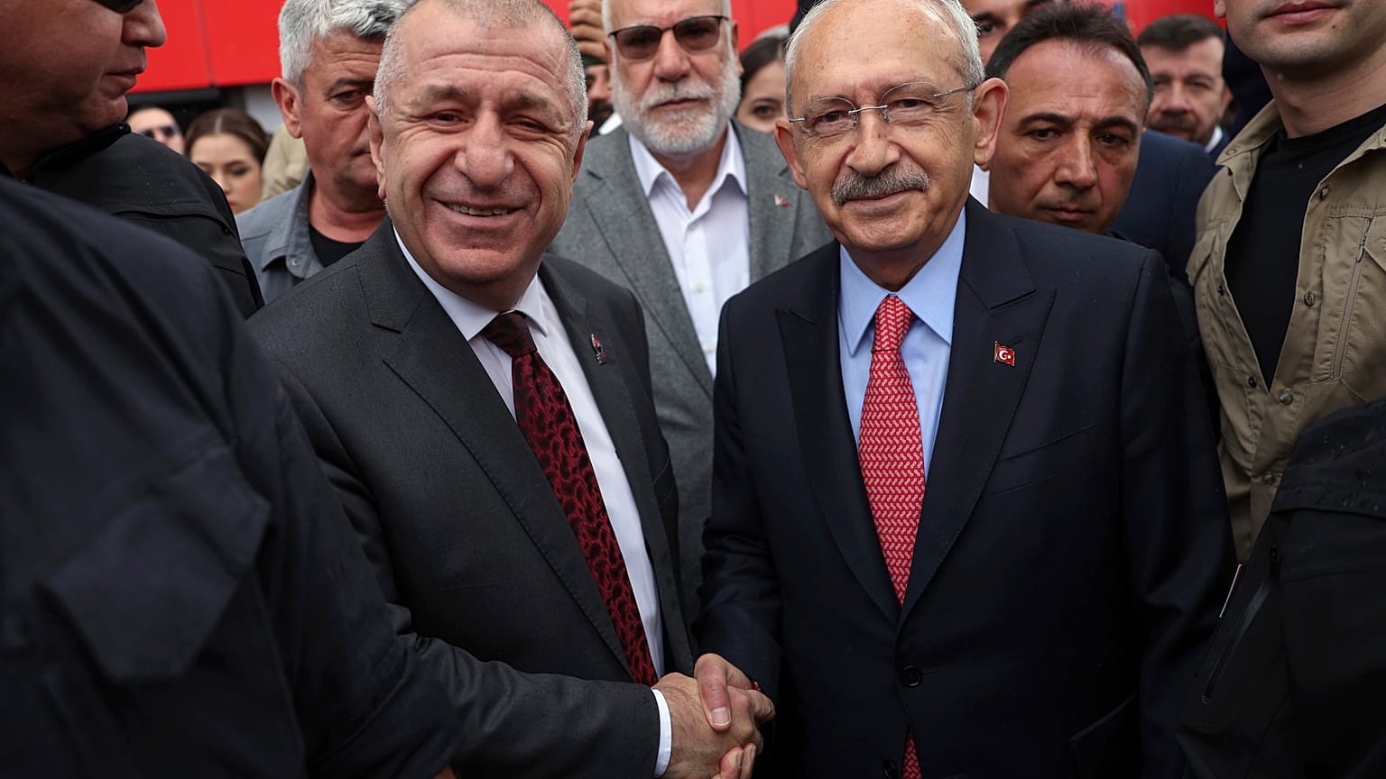 Kemal Kilicdaroglu, a Nemzet Szövetségének elnökjelöltje (j) és Ümit Özdag, a Győzelem párt vezetője 