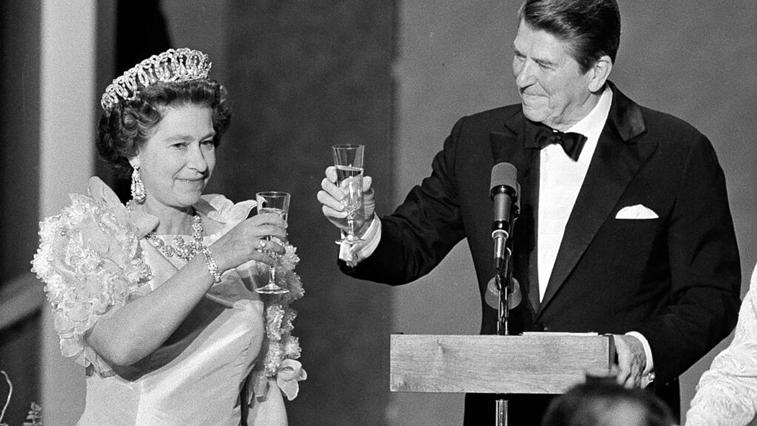 İngiltere Kraliçesi II. Elizabeth, 1983 yılındaki resmi ziyaretinde ABD Başkanı Ronald Reagan ile resmi yemekte / Arşiv