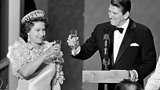 İngiltere Kraliçesi II. Elizabeth, 1983 yılındaki resmi ziyaretinde ABD Başkanı Ronald Reagan ile resmi yemekte / Arşiv
