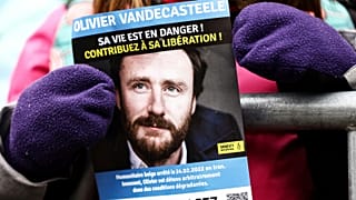 Плакат с фотографией Оливье Вандекастила на акции протеста в Брюсселе. Январь 2023 года