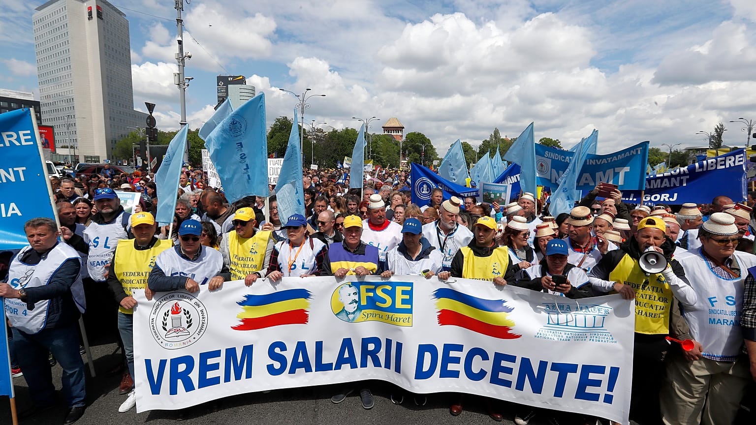 Magasabb bérekért és a munkakörülmények javításáért tüntető román oktatási dolgozók Bukarestben 2023. május 10-én.
