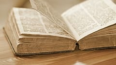 عکس تزئینی از یک کتاب قدیمی