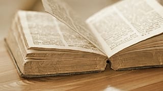 عکس تزئینی از یک کتاب قدیمی
