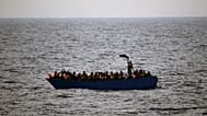 Barca con migranti al largo della Libia