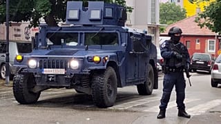 На улицах Звечана появилась бронетехника.
