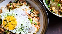 Die Superfoods Eier und Kimchi helfen nachweislich, Stress und Ängste abzubauen.