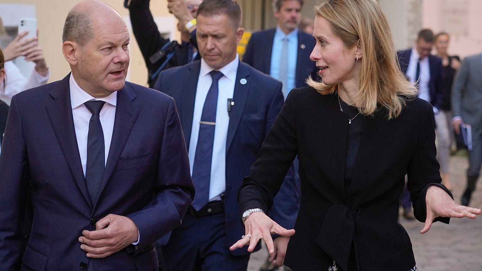 La primera ministra estonia, Kaja Kallas y el canciller de Alemania, Olaf Scholz en Tallin, Estonia, el viernes 26 de mayo de 2023.