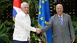 Ricardo Cabrisas kubai miniszterelnök-helyettes, külkereskedelmi miniszter (jobbra) Josep Borrellt, az EU külügyi főképviselőjét fogadja Havannában 2023.05.26-án. 