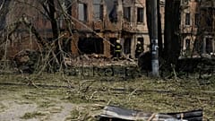 Rusya ile savaşın devam ettiği Ukrayna'nın Dnipro kentine Rusya'nın düzenlediği roket saldırısında bir hastane ağır hasar gördü