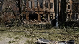 Rusya ile savaşın devam ettiği Ukrayna'nın Dnipro kentine Rusya'nın düzenlediği roket saldırısında bir hastane ağır hasar gördü