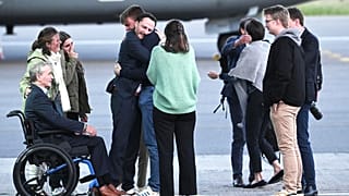 Olivier Vandecasteele recebido pela família na base militar de Melsbroek, na Bélgica