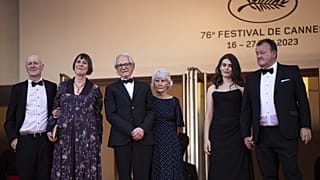 المخرج البريطاني كين لوتش وسط فريق عمل فيلم "ذي أولد أوك" في كان