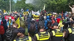 Die Menschen fordern ihre Regierung auf, Subventionen abzuschaffen.