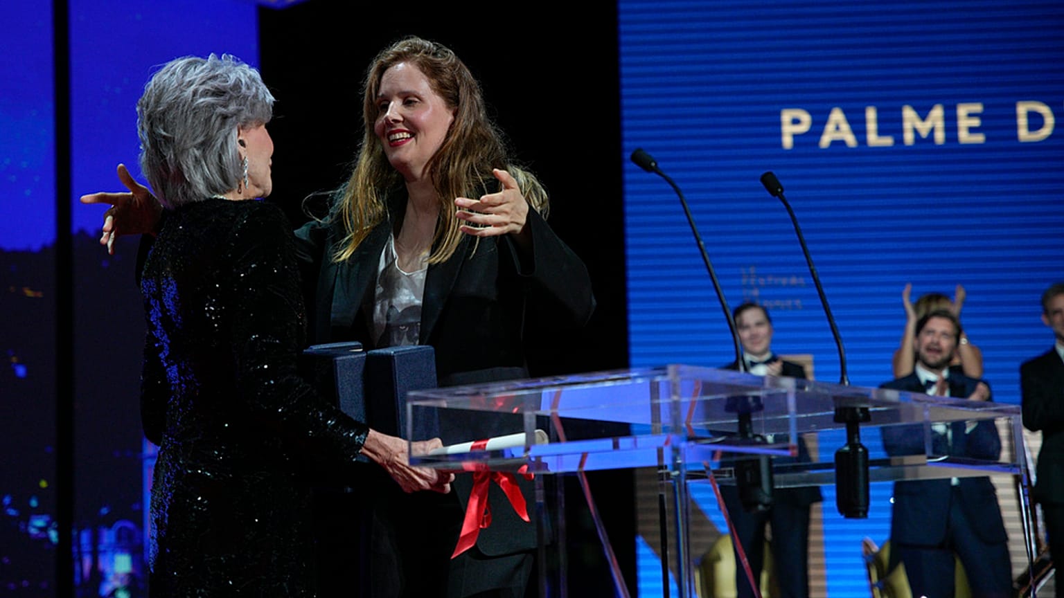Realizadora Justine Triet recebe Palma d'Ouro da atriz Jane Fonda no Festival de Cannes