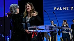 Realizadora Justine Triet recebe Palma d'Ouro da atriz Jane Fonda no Festival de Cannes