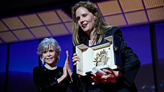 Justine Triet recibe la Palma de Oro por "Anatomía de una caída", entregada por Jane Fonda