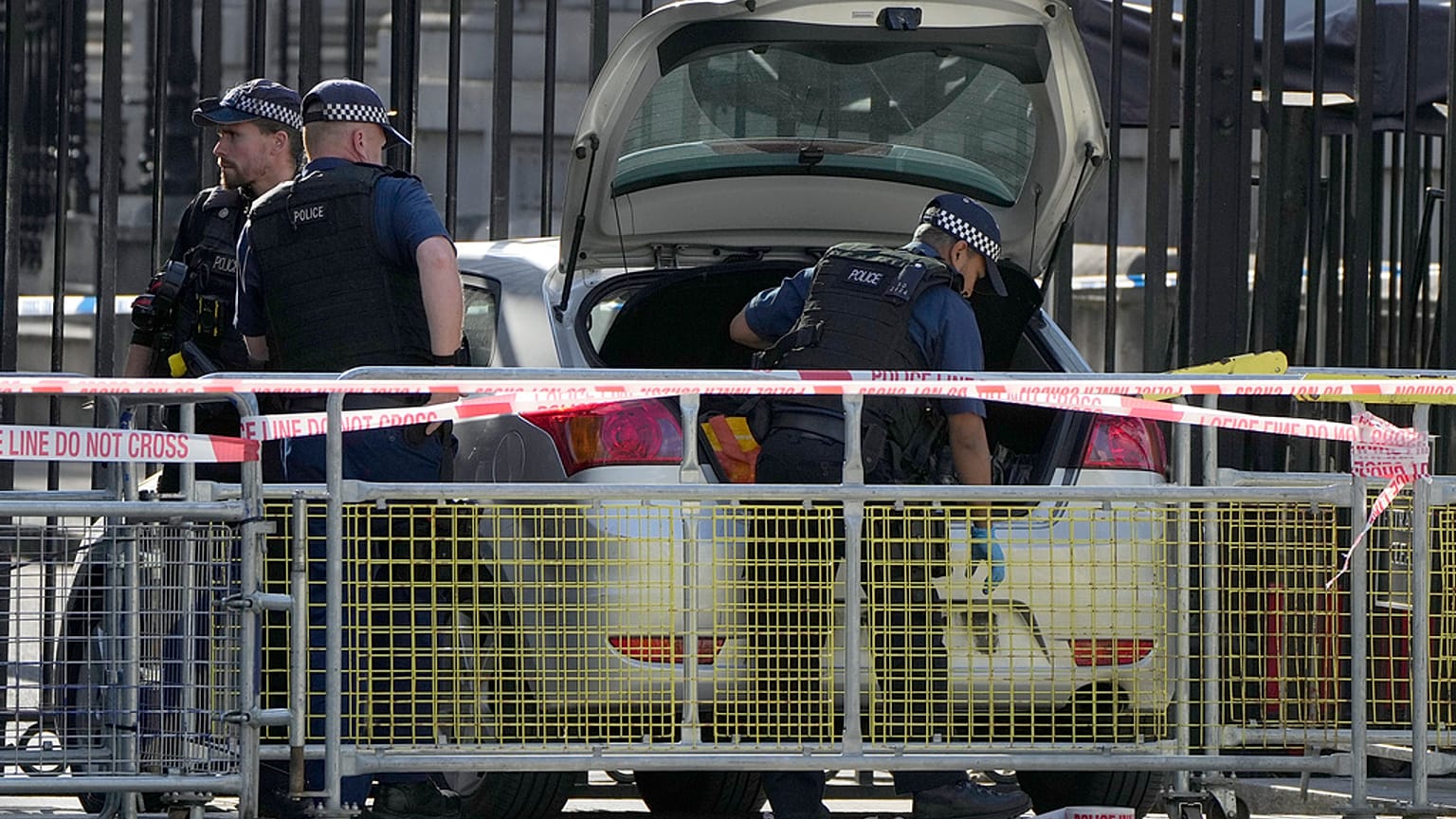 İngiltere'nin başkenti Londra'da bir olaya müdahale eden polis memurları 