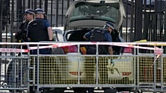 İngiltere'nin başkenti Londra'da bir olaya müdahale eden polis memurları 