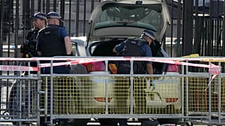 İngiltere'nin başkenti Londra'da bir olaya müdahale eden polis memurları 