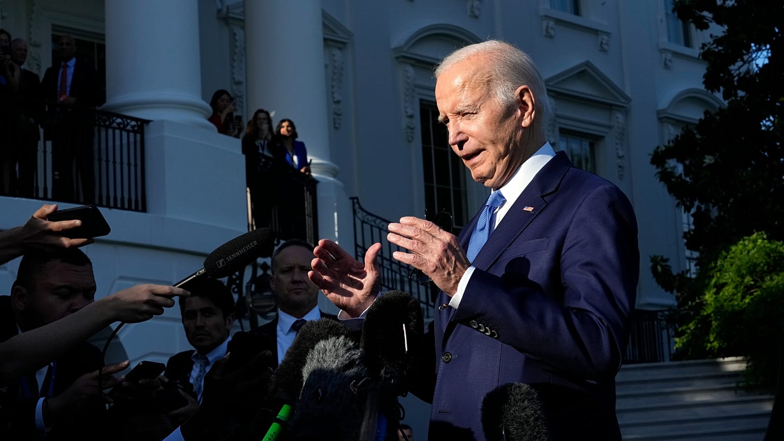 Le président américain Joe Biden devant la Maison Blanche à Washington, le vendredi 26 mai 2023,