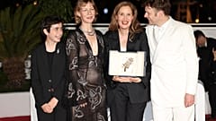 Justine Triet, ganadora de la Palma de Oro por "Anatomía de una caída" (tercera por la izquierda), Milo Machado Graner, (a la izquierda), Sandra Huller y Antoine Reinartz.