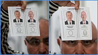Leadott szavazólapok egy szavazatszámláló kezében