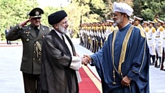 السلطان العماني يصل طهران في زيارة رسمية تدوم يومين