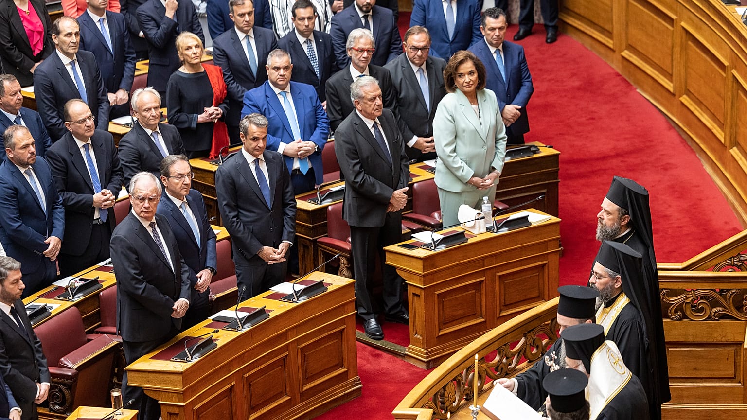 El ex primer ministro griego y líder del partido Nueva Democracia, tercero a la derecha en primera fila, asiste a la ceremonia de juramento en el Parlamento.